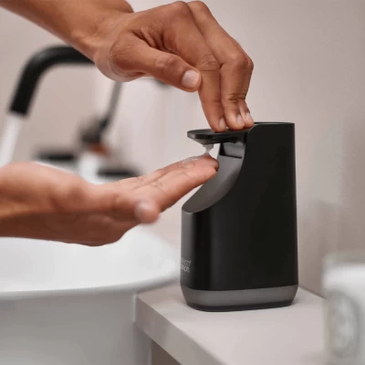 Bình bơm xà phòng nhỏ gọn Joseph Joseph 70602 màu đen thumb