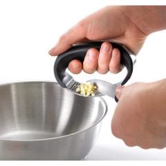 Dụng cụ nghiền hành tỏi Leifheit Germany thumb
