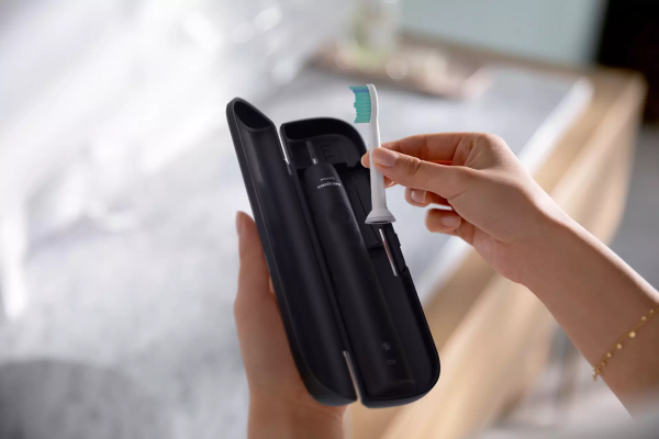 Bàn chải điện Philips HX3673/14 màu đen kèm hộp đựng du lịch thumb