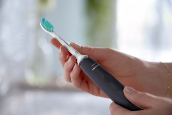 Bàn chải điện Philips HX3673/14 màu đen kèm hộp đựng du lịch thumb