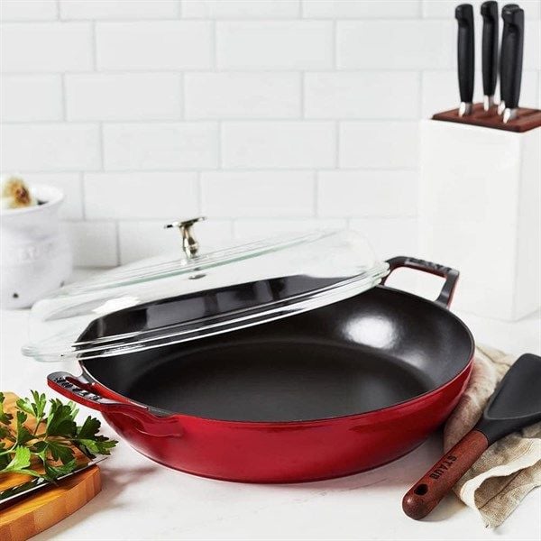 Chảo gang STAUB 26cm màu đỏ 2 quai cầm