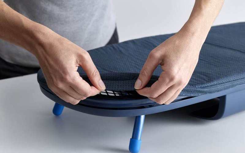 Bàn để ủi đồ gấp gọn cao cấp có móc treo cửa Joseph Joseph Pocket Folding Plus (Blue) 50010